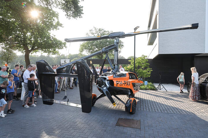 Nederlands bedrijf PAL-V stelt ‘eerste vliegende auto ter wereld’ voor